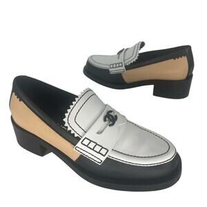 Chanel 2023 Interlocking CC Log Tri Color Leather Heeled Loafers